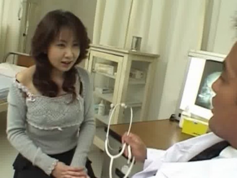 【無料・無修正熟女エロ動画】ドスケベ医者にエロ診察されちんぽまで挿入される人妻