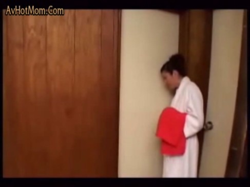 無修正　娘の彼氏と禁断のセックス行為。若い男のチンポが好きなんです。