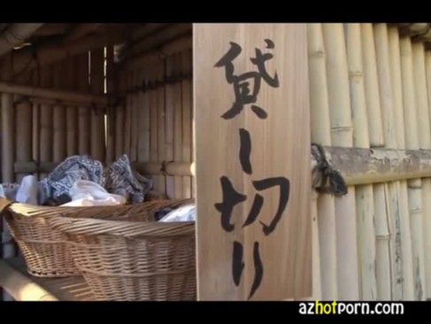 熟女が温泉で犯される！嫌がりながらも感じてしまう淫らなおばさん！