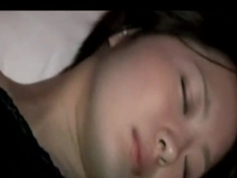 ≪無修正≫美人人妻寝込みを襲いおまんこに挿入！