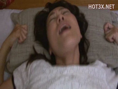 巨乳妻をハメ撮り！！おまんこに後ろからちんこをぶち込みまくる！