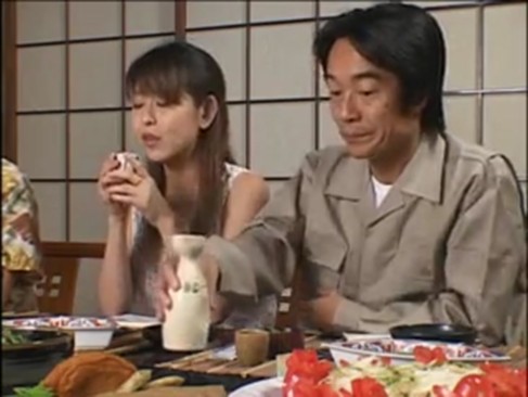 無修正　おまんこまる見えで糸を引くくらい濡れている美人妻！