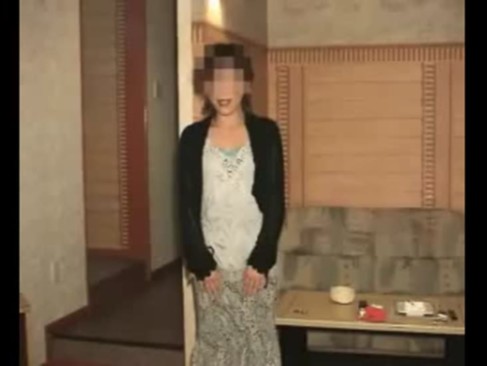 無修正　顔隠しておまんこぶちだす淫乱人妻！！玩具攻めで喘ぎまくる！！