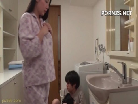 息子のオナニーを発見した人妻・・・そのまま近親相姦へ・・・