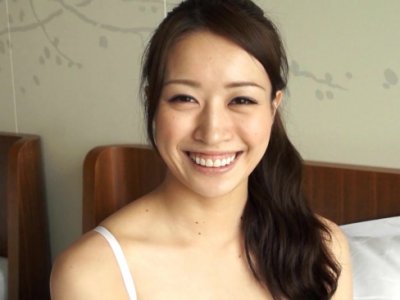 無修正　笑顔の素敵な美人人妻の自慰行為。恥ずかしながらもしっかりイキまくる淫乱女妻。