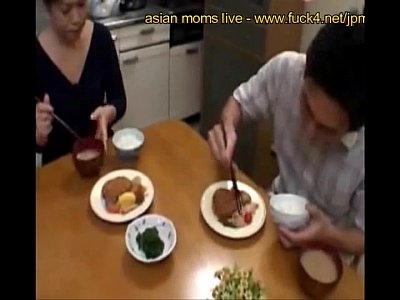 お父さんの出張で突然訪問する淫乱熟女の行く末は。。