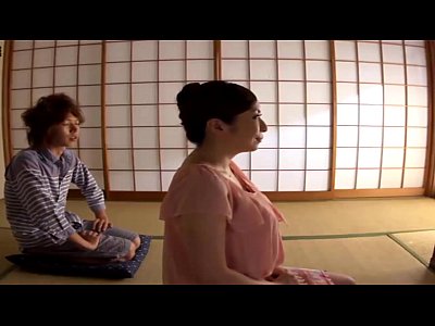 息子の友達を招きいれてオナニーで感じる美人のお母さん。