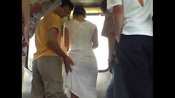 電車の中でペニスを誘惑おまんこぶちだしＳＥＸしまくる淫乱奥様。