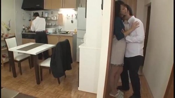 無修正　誰にでも簡単におまんこ開く淫乱美人奥様です。