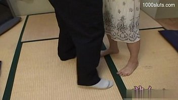 無修正　卑劣なおまんこを弄ばれる淫乱熟女です。