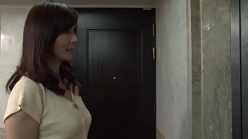 オナニーで欲求を満たす淫乱奥様は誘惑されると即おまんこ開きます。