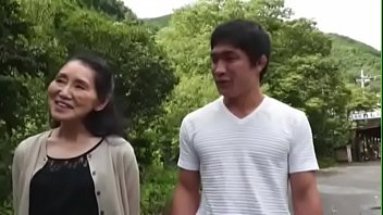 貧乳スレンダーボディの痴熟女お母さんと近親相姦