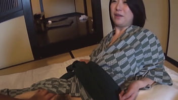無修正　毛むくじゃら卑劣なおまんこ素人人妻とSEX不倫旅。