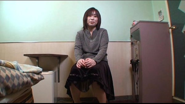 中出し不倫をハメ撮りさせる垂れ乳おばさん熟女妻